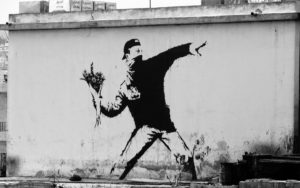 La segunda violencia. Banksy Flower Thrower