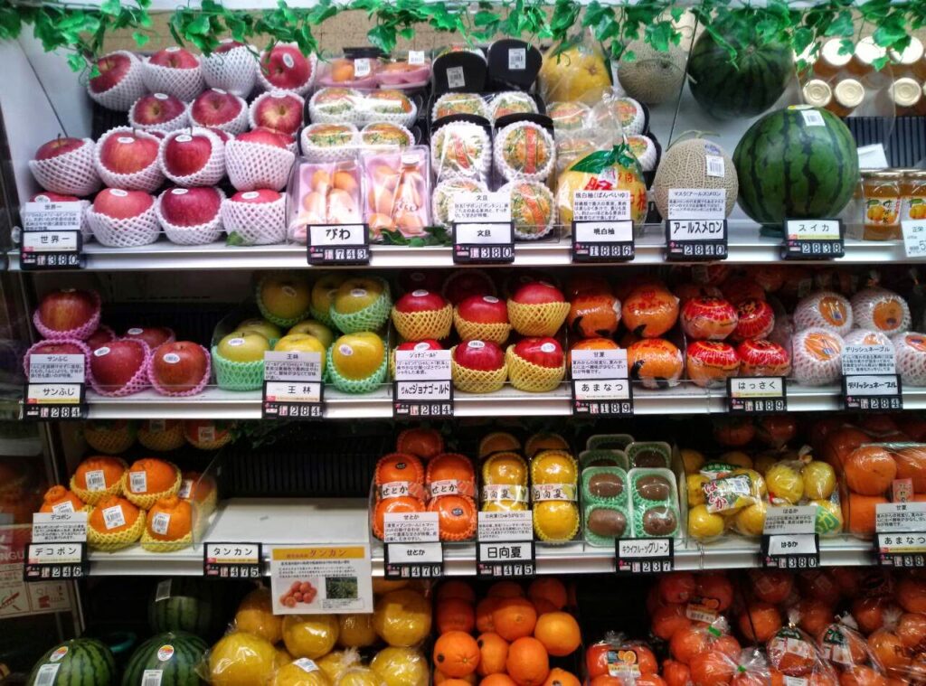 verdulería japonesa con frutas con packaging. fruta en japón