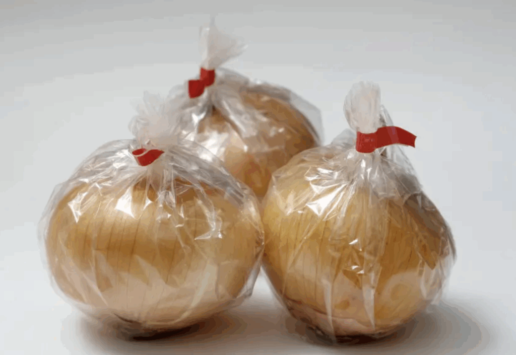 cebollas evueltas en plástico