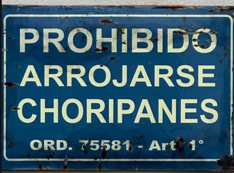 diseño en casa. prohibido arrojarse choripanes